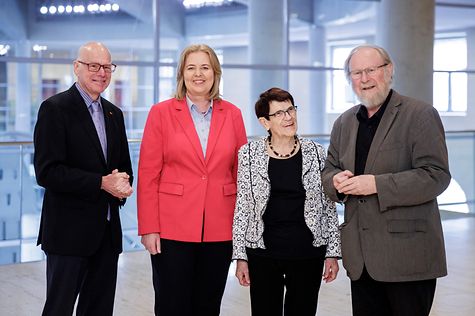 German Bundestag – President of the Bundestag visits the ancestral gallery with former colleagues