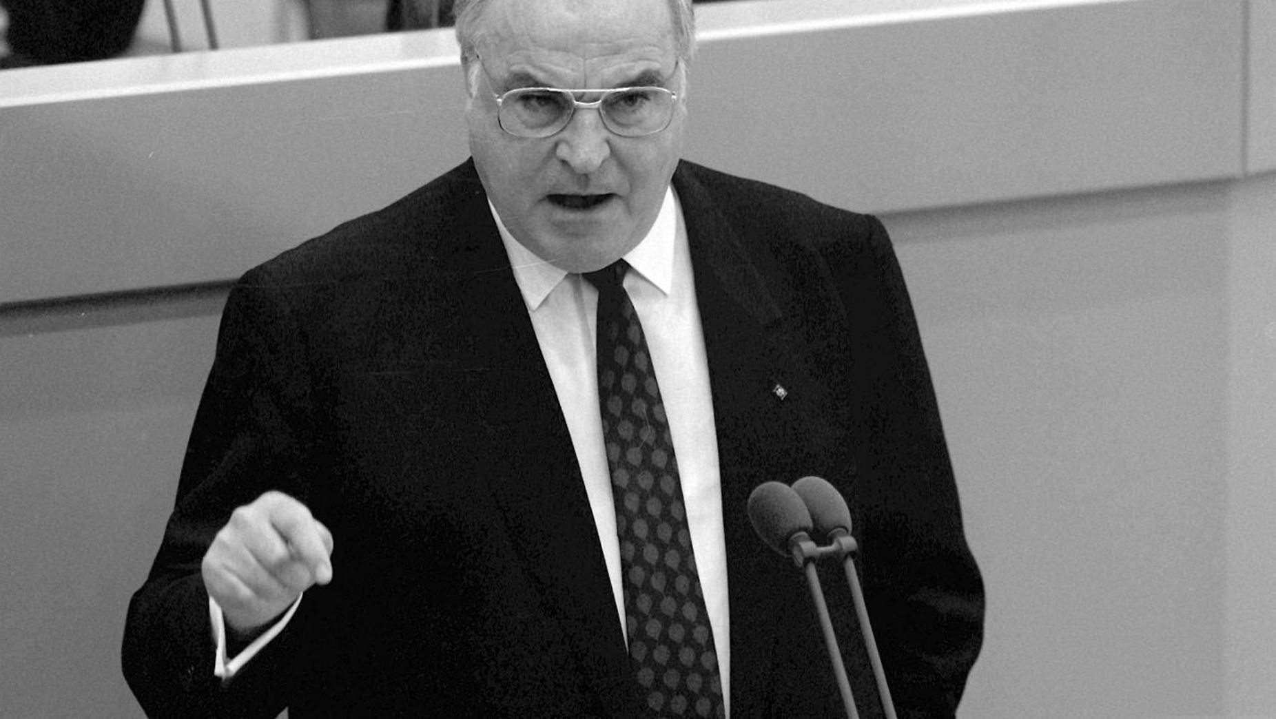 Deutscher Bundestag - Vor 25 Jahren: Kohl Stellt Zehn-Punkte-Programm Vor