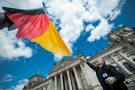 Deutscher Bundestag - Vor 100 Jahren: Nationalversammlung stimmt  Reichsfarben Schwarz-Rot-Gold zu