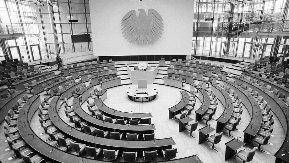 Deutscher Bundestag - Vor 30 Jahren: In Bonn Wird Der Neue Plenarsaal ...