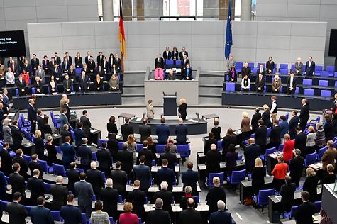 Deutscher Bundestag - Bundestag Erhebt Sich Zu Ehren Der Opfer Des ...