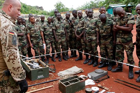 Deutscher Bundestag Bundeswehreinsatz Eutm Mali Mit Grosser Mehrheit Verlangert