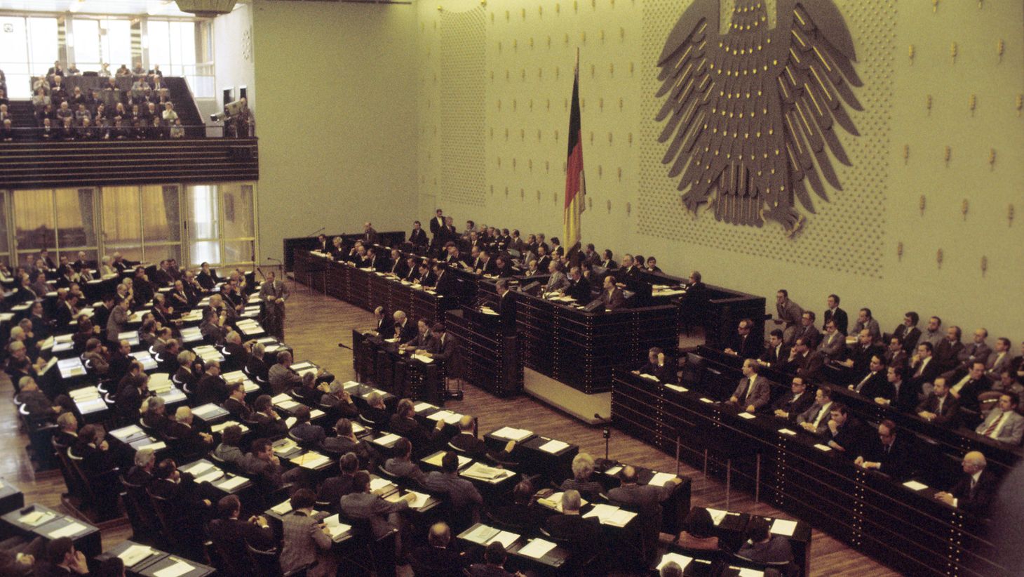 Deutscher Bundestag - Vor 45 Jahren: Bundestag Reformiert Das Ehe- Und ...