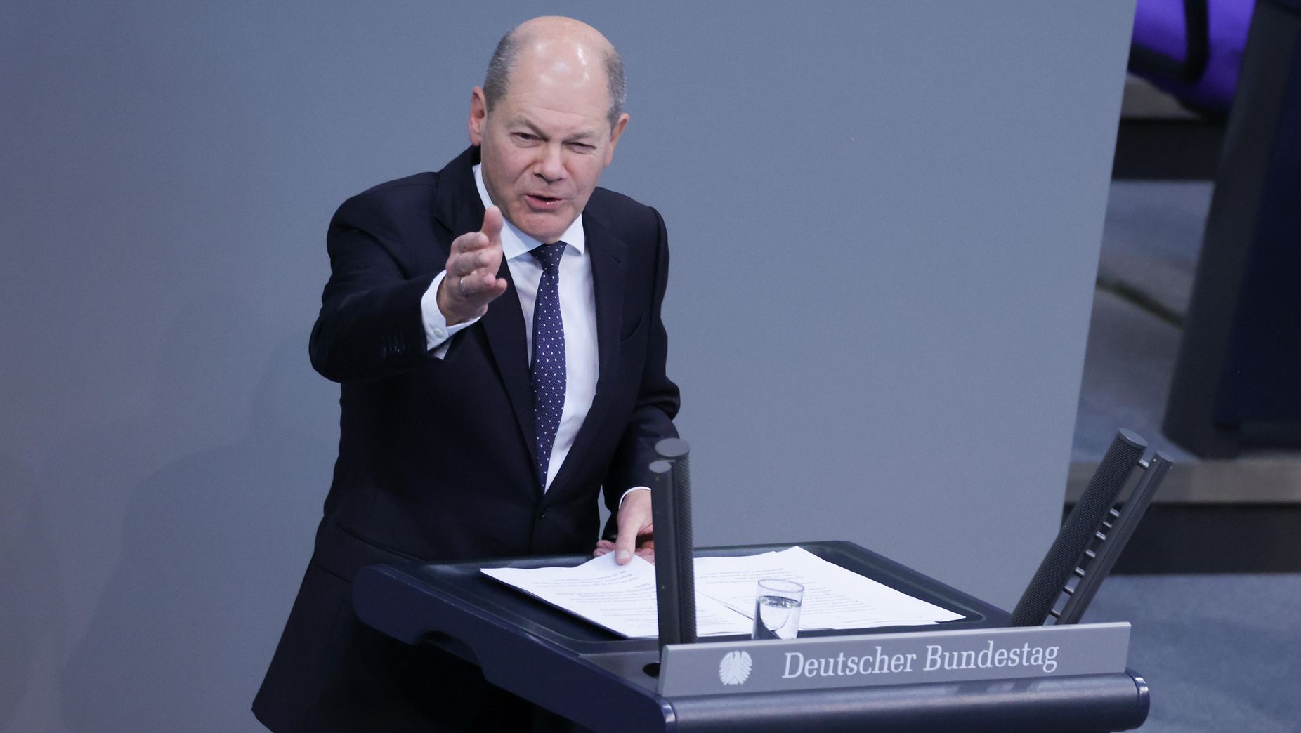 Deutscher Bundestag - Oppositionsführer Merz Wirft Kanzler Scholz In ...