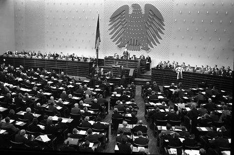 Deutscher Bundestag - Vor 70 Jahren Im Bundestag: Ringen Um Ein Neues ...