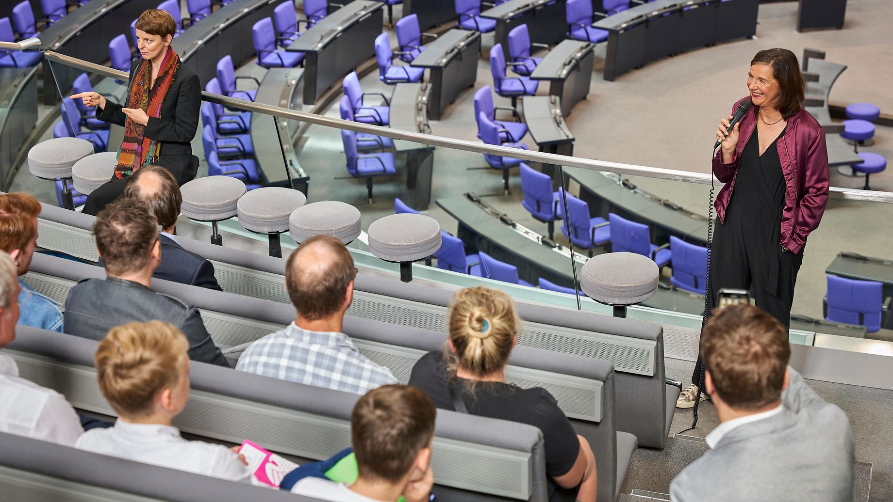 Deutscher Bundestag - Rund 14.000 Ein- und Ausblicke im Deutschen Bundestag