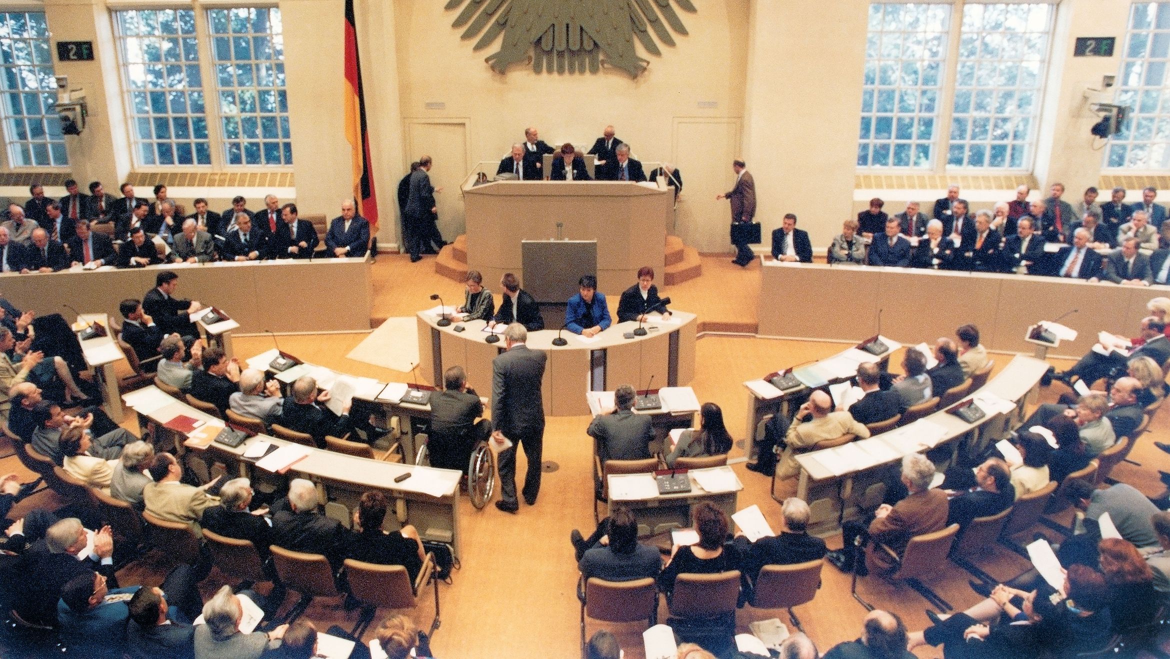 Deutscher Bundestag - Vor 25 Jahren: Bundestag Stimmt Erstmals Für ...